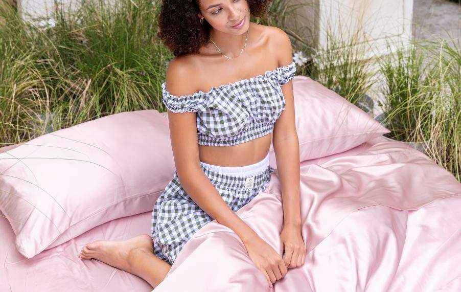 Slow bedding with breathable MyntFusion fabric on pink sheets
