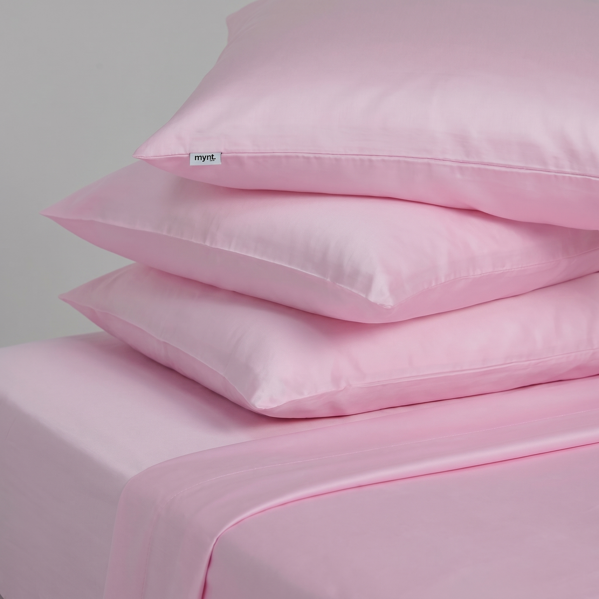 MyntBalance™ temperature balancing pillowcase made of breathable, moisture-wicking TENCEL™ lyocell with hidden zipper closure
